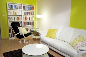 Přestože kompozice pokoje je poměrně jednoduchá, správnému nasvětlení věnoval designér náležitou pozornost. Do prostoru umístil kombinaci tří svítidel – hlavní, čtecí a náladové. Závěsné svítidlo Asterion je zároveň i designovou perličkou… Několik decentních pruhů na stěně má přispět k dobré pohodě
