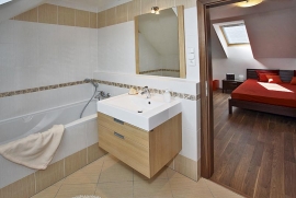 Koupelny v domě zkrášlují italské keramické obklady La Futura a sanitární keramika Ideal Standard