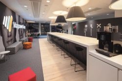 Living Office je atraktivní a přirozené pracovní prostředí, které přináší lepší propojení zaměstnanců, větší kreativitu i výkonnost a ve svém důsledku užitek pro všechny.