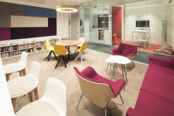 Living Office je atraktivní a přirozené pracovní prostředí, které přináší lepší propojení zaměstnanců, větší kreativitu i výkonnost a ve svém důsledku užitek pro všechny.
