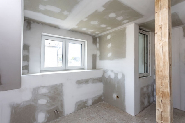 Sádrokartonová deska Habito disponuje extrémní pevností a odolností srovnatelnou s tradičním zdivem. Na jeden kotevní bod unese až 34 kg při použití běžného vrutu Ø 5 mm, a to bez použití hmoždinek a tudíž bez nutnosti předvrtání i nepříjemného úklidu. Pokud navíc použijete kovovou rozpínací hmoždinku, kotvu Molly, můžete bez obav zatížit stěnu z Habita až 155 kg těžkým břemenem.
