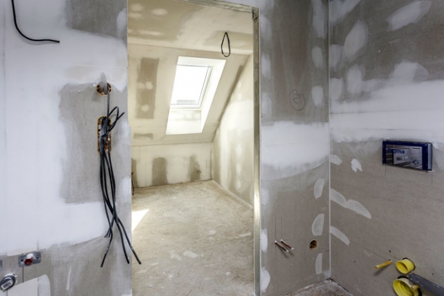 Sádrokartonová deska Habito disponuje extrémní pevností a odolností srovnatelnou s tradičním zdivem. Na jeden kotevní bod unese až 34 kg při použití běžného vrutu Ø 5 mm, a to bez použití hmoždinek a tudíž bez nutnosti předvrtání i nepříjemného úklidu. Pokud navíc použijete kovovou rozpínací hmoždinku, kotvu Molly, můžete bez obav zatížit stěnu z Habita až 155 kg těžkým břemenem.
