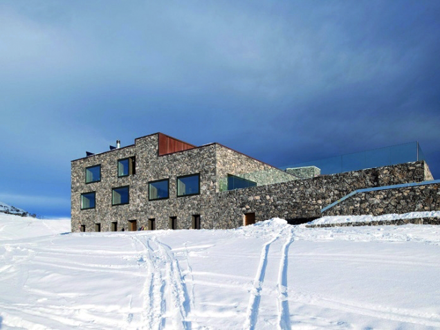 Dvojici výstav s názvy Constructive Alps 2015 a Built in Swiss Mountain můžete pražské Galerii Jaroslava Fragnera navštívit do 15. května 2016.