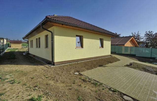 V dispozičním řešení rodinného domu Bungalov Line 84 zaujme hlavně zajímavě řešený tvar chodby a velký, vzdušný obývací pokoj, který je propojen s kuchyňskými prostory. Bungalov Line 84 charakterizuje nejen útulnost interiéru, ale i jeho praktičnost.