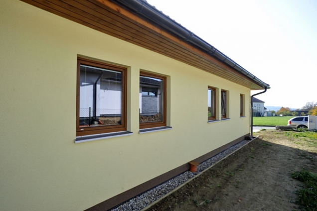 V dispozičním řešení rodinného domu Bungalov Line 84 zaujme hlavně zajímavě řešený tvar chodby a velký, vzdušný obývací pokoj, který je propojen s kuchyňskými prostory. Bungalov Line 84 charakterizuje nejen útulnost interiéru, ale i jeho praktičnost.