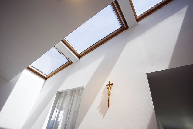 Střešní okna Velux přivádí do obytné kuchyně dostatek denního světla, zároveň řeší i prosvětlení ze severovýchodu bez ztráty soukromí obyvatel domu.