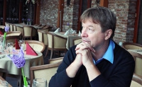 Inženýr Vala sleduje z terasy restaurace průběh výstavby v nejzazší části areálu. Hosté si spíše všímají zahrady s venkovním bazénem.