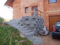 Domu stále chybí fasáda, příjezdová cesta a oplocení