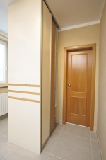 Barvy a materiály do předsíně vybíral designér tak, aby dokonale ladily s dubovými zárubněmi a dveřmi.