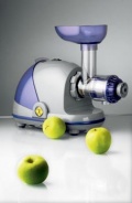 L Equip 509 Visitor Natural Processor zvládne téměř totéž co dvakrát dražší přístroje. Kromě šťáv si poradí i s výrobou těstovin nebo připraví pyré či domácí zmrzlinu. Cena 10 980 Kč