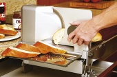 Součástí sestavy může být také výsuvný kráječ, který po použití sklopíme a uzavřeme pod pracovní desku. Cena 8 402 Kč bez DPH (vyrábí RITTER, dodává SYKORA)