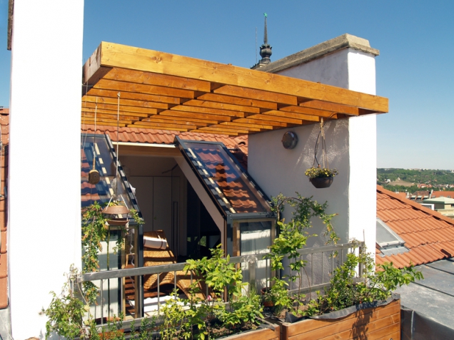 I malý střešní balkon nadělá hodně parády - posuvné střešní prosklení Solara.