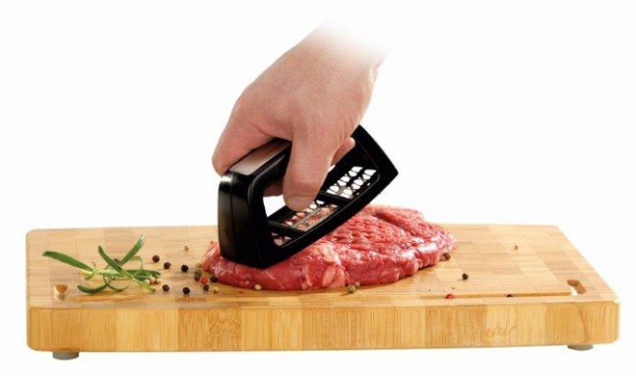 Tenderizer na maso TESCOMA PRESIDENT je vynikající pro přípravu šťavnatých steaků a zvláčňování všech druhů červeného masa. Sejměte kryt čepele a kolébavými pohyby maso po celé ploše prokrojte a zvláčněte. Vhodné do myčky, 5 roků záruka. Cena 299 korun, koupíte v Prodejních centrech TESCOMA či na www.eshop.tescoma.cz
