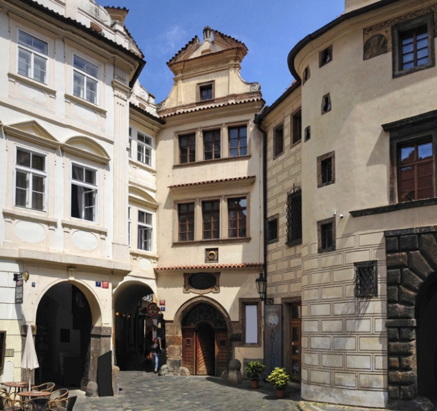 Muzeum hlavního města Prahy připravilo u příležitosti oslav 700. výročí narození Karla IV. unikátní expozici, která panovníka představuje jako ambiciózního stavitele a urbanistu. Jde o první etapu nově budované expozice, jež se veřejnosti otevřela v domě U Zlatého prstenu v Týnské ulici 6 na Starém Městě.