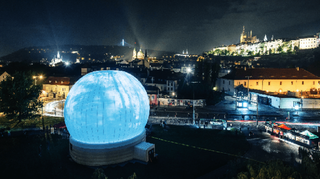 SIGNAL Festival 2016: Dvacítka instalací bude k vidění od 13. do 16. října v ulicích centra Prahy na tradičních, oblíbených zastávkách i ve zcela nových lokalitách, které se na trasu SIGNALu zapíší poprvé. Novinkou letošního ročníku bude i denní program v SIGNAL Dome určený dětem.