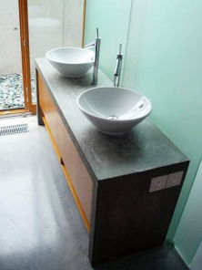 Betonový stolek pod umyvadla z pohledového betonu (ČESKOMORAVSKÝ BETON)