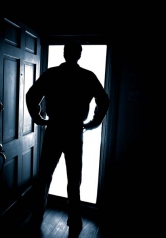 Výše škody a fakt, zda policie dopadne viníka, nehraje při opětovném získávání pocitu jistoty a bezpečí ve vlastním bytě či domě téměř žádnou roli. K lepšímu pocitu pomůže vylepšení zabezpečení bytu či domu. (Zdroj: NEXT)