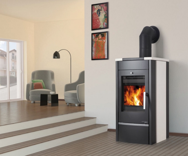 Model Bryne s výměníkem je po technické stránce naprosto ojedinělý. Externí přívod vzduchu podporuje efektivní terciární spalování. Funkce Easy Control pak umožňuje pohodlné ovládání všech tří vzduchů (primární, sekundární i terciární) pomocí jednoho ergonomicky vhodně umístěného regulátoru. Kamna mají výkon 3,3 – 10 kW, maximální vytápěcí schopnost 184 m3 a záruku 7 let. Exkluzivně je koupíte pouze v prodejnách Mountfield. (Foto: Mountfield)