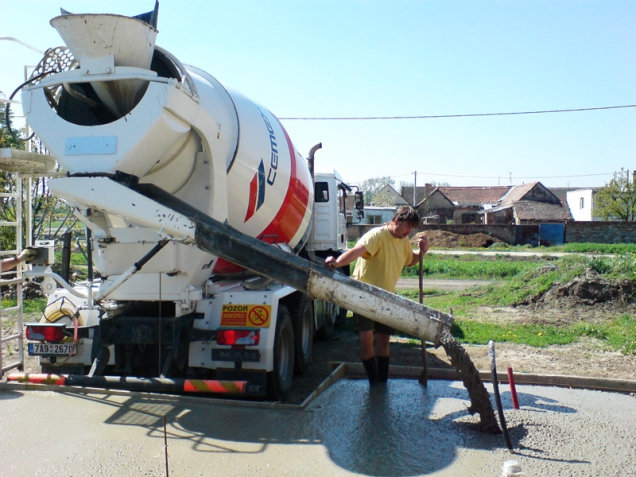 Ukládka probíhá jednoduše přímo z autodomíchávače. (CEMEX)