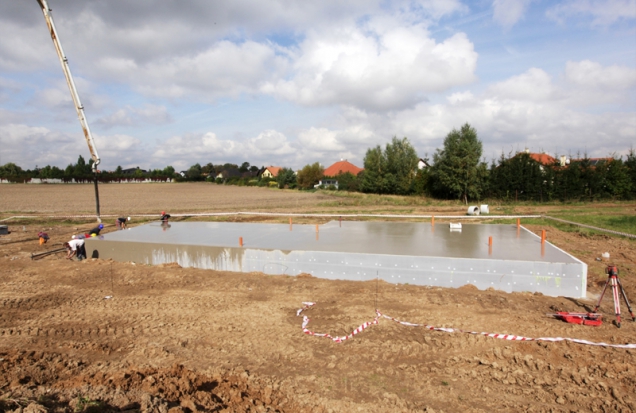 Vyšší tekutost moderních betonů vyráběných betonárnou zajišťují superplastifikátory, díky nimž se beton lehce zpracovává, jednoduše ukládá do konstrukce a snadno se v konstrukci rozlévá. (CEMEX)