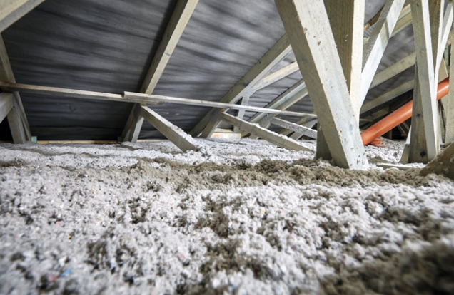 Se zateplenou střechou nebo podkrovím s přírodní celulózovou izolací Climatizer Plus je možná úspora na vytápění domácnosti. (CIUR)