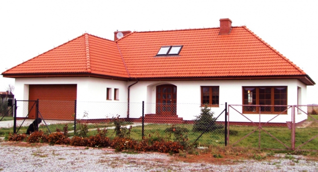 Obvykle se na rodinných domech využívá tzv. hřebenové vedení, které využívá větší počet nižších jímacích tyčí a také svodů vedených po nejvýše položených místech budovy, zpravidla po hřebeni střechy.