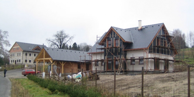 Skládané krytiny z keramických nebo betonových tašek nemají v krajině Jizerských hor tradici a mimo souvislou zástavbu obcí se v této oblasti prakticky nevyskytují. Úřady jejich použití ale akceptují při dodržení předepsané barevnosti.