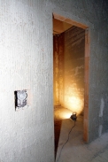 1. Připravený hrubý zděný stavební otvor o 2 cm širší, než je vnější šířka zárubně (včetně kotev), a o 1 cm vyšší, než je vnější výška zárubně (včetně kotev).