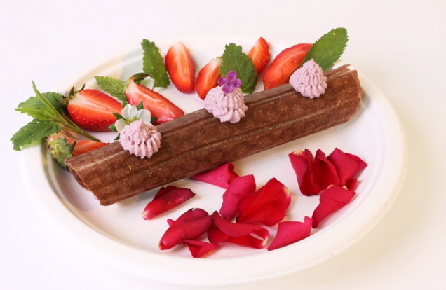 Lifefood_Raw banánová palačinka s lahodným krémem, sypaná kousky čerstvých jahod.