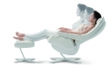 Užijte si chvíle příjemného odpočinku v přelomovém relaxačním křesle Re-Vive od Natuzzi, které vám poskytne nekonečný komfort.