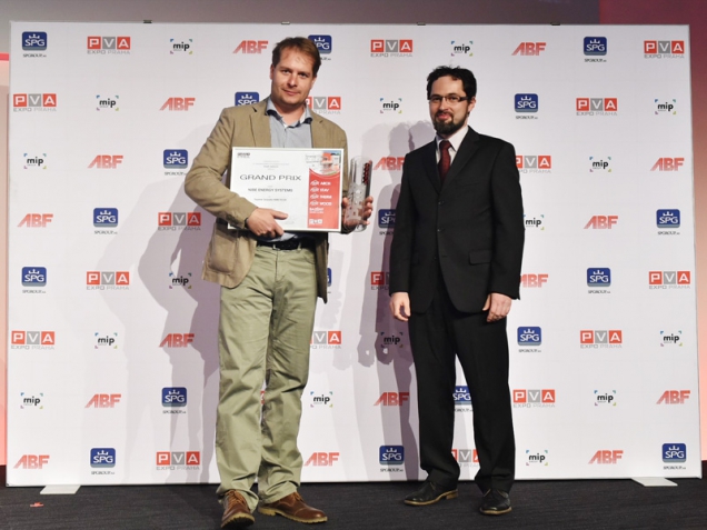 Petr Kartous, technický manažer NIBE Energy Systems CZ, přebírá cenu GRAND PRIX 2016 od předsedy poroty Michala Kabrhela.