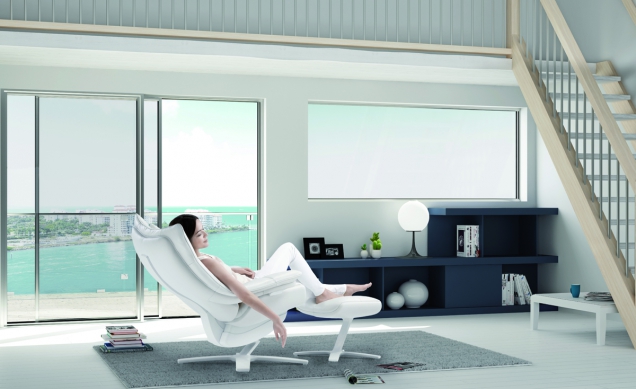 Užijte si chvíle příjemného odpočinku v přelomovém relaxačním křesle Re-Vive od Natuzzi, které vám poskytne nekonečný komfort.