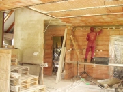 Rozvod elektrických kabelů po domě zvládl Jan se svým kamarádem