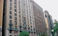 Američané v běžném newyorském činžáku problematiku okenních klimatizací a jejich estetiku moc neřeší. Češi se asi raději potí - takový obrázek u nás nenajdete