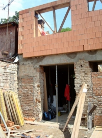 Pohled ze dvora: Obvodová zeď byla vyzděna z dutinových tvárnic porotherm t profi vyplněných minerálních vatou. Nebylo třeba fasádu více zateplovat, což ušetřilo čas i práci.