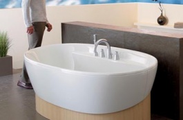 Vana ze série F1 (design Porsche Design Studio) je určena těm, pro které se koupelna stává spíše "obývacím pokojem", 190 x 95 x 73 cm, konstruovaná je pro použití čtyřotvorové baterie, cena včetně podstavce a krycího panelu (bez DPH) 145 490 Kč, SANITEC