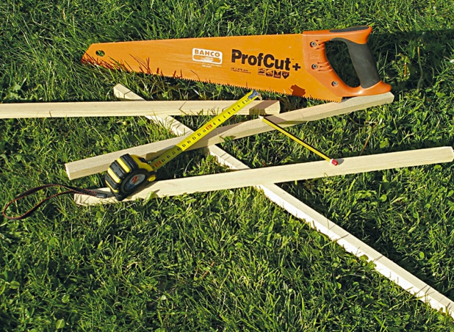 2. Na boky vyrobíme jednoduché pojezdy pro vsunutí příčky. Lišty profilu 2 × 2 cm nařežeme na dva páry vhodné délky podle výšky boků.