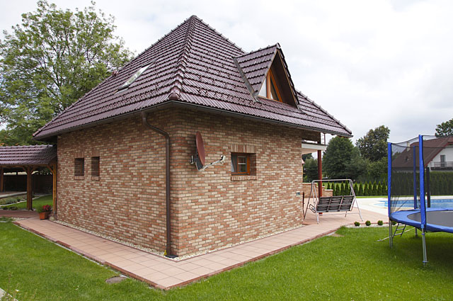 Střešní okno a vikýř na jedné střeše. Někdy si to žádá interiér, tvar střechy či architektura domu.