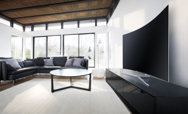 Designéři zcela zbavili SUHD TV rámečku, který jinak ohraničuje obraz. Obrazovka je díky tomu neuvěřitelně tenká a působí velmi elegantně. Zadní stranu navíc oprostili od rušivých prohlubní, zdířek a šroubků.