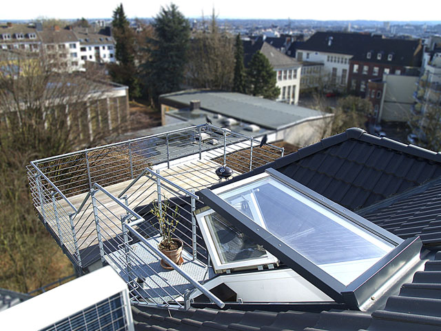 Střešní balkonové dveře Solara Open slouží k pohodlnému výstupu na domovní terasu (SOLARA).