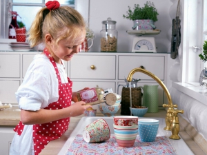 Hrnky Latte Cups (Green Gate), porcelán, různé druhy dekoru, cena od 260 Kč, www.bellarose.cz