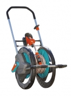 Vozík na hadici easyRoll Comfort s klikou pro pohodlné navíjení hadice (max. 50 m). Cena 2 190 Kč (GARDENA)