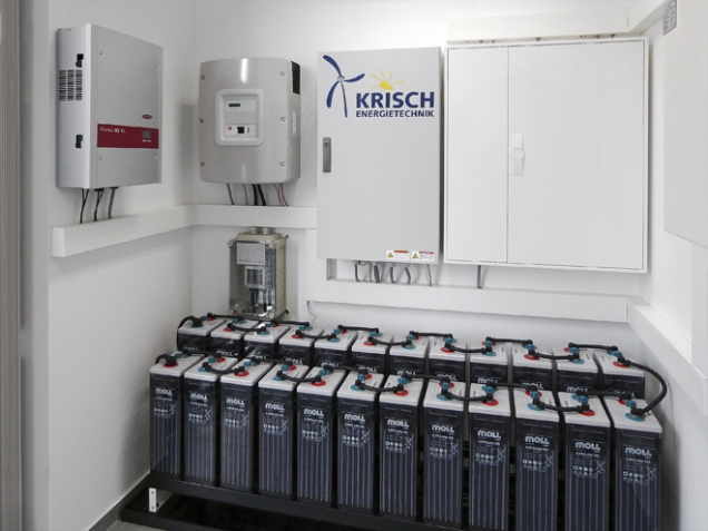 Pokud nechcete přebytky ze své elektrárny dodávat do sítě za pár haléřů, ale chcete ušetřenou energii použít doma například v noci, pořiďte si hybridní nebo dokonce ostrovní systém.