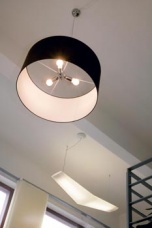 Vysoké stropy dovolily zavěsit rozměrné lampy