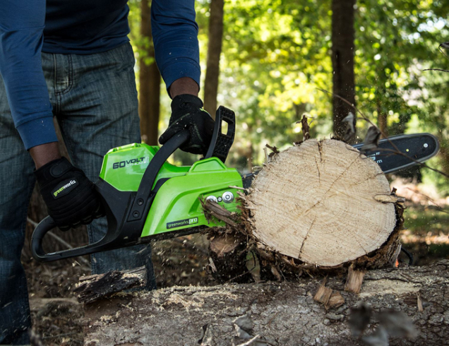 AKU řetězová pila Greenworks GD60 CS40 zvládne i tu nejnáročnější práci na zahradě. Je vybavena moderním bezkartáčovým motorem s dlouhou životností a nulovými nároky na údržbu. (Zdroj: Mountfield)