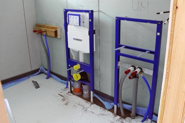 Jednoduchá montáž systému Geberit a rozvodů vody k baterii. Instalace následně skryjí desky sádrokartonu (RD Suchý Vrch)