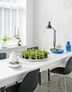 Rostlina působí společně s květináči a kuchyňským vybavením v čistém jednoduchém designu elegantně a zároveň nenuceně