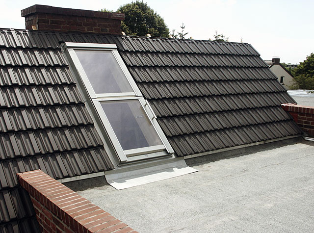 Výlez HPI s rozměry 550 × 720 mm je určen pro profilované střešní krytiny.