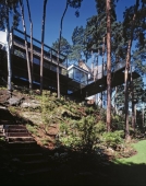 Skeletová architektura domu se ostře zařezává do svahu