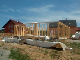 Na základové desce již pomalu roste konstrukce obvodových stěn